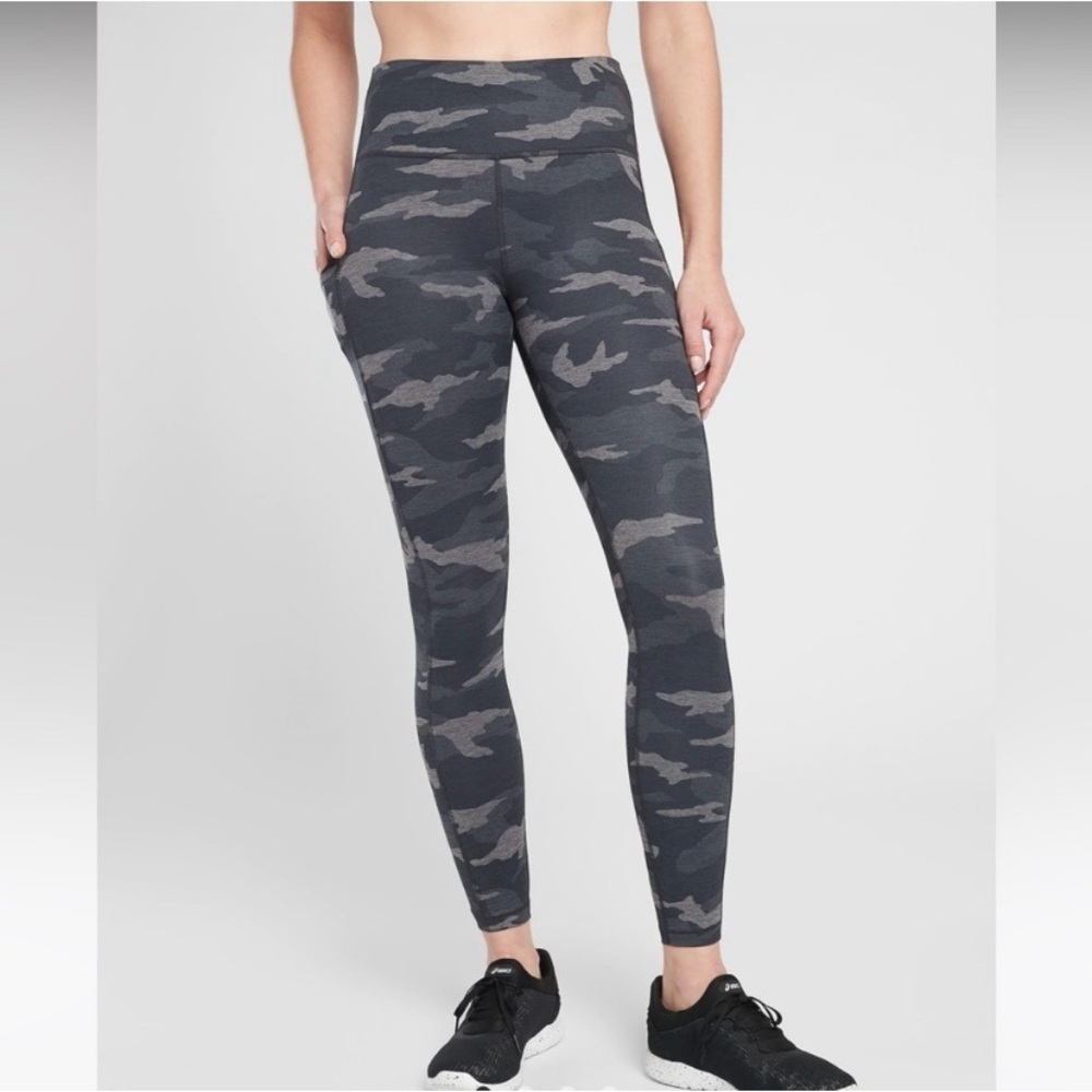 Athleta Ultimate Stash Pocket Camo 7/8 Tight 
Leggings Size S